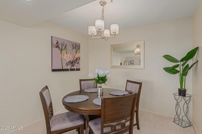 Building Photo - 425 S Parkcrest