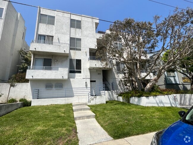 Building Photo - 6715 W 86th Plz
