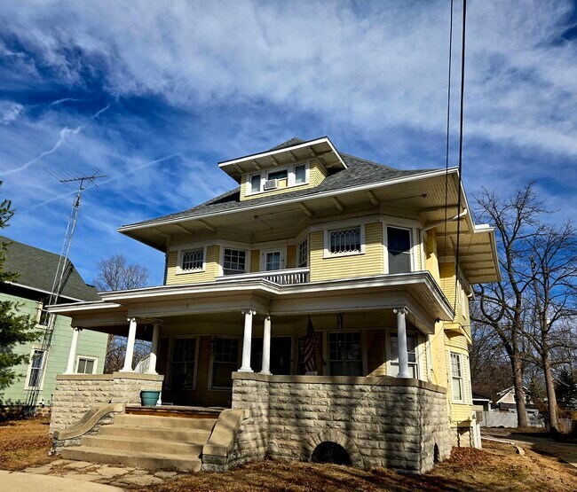 Foto del edificio - 129 E Main St