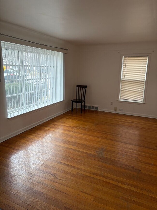 Foto del edificio - 3 bedroom 1 bath Ranch with basement