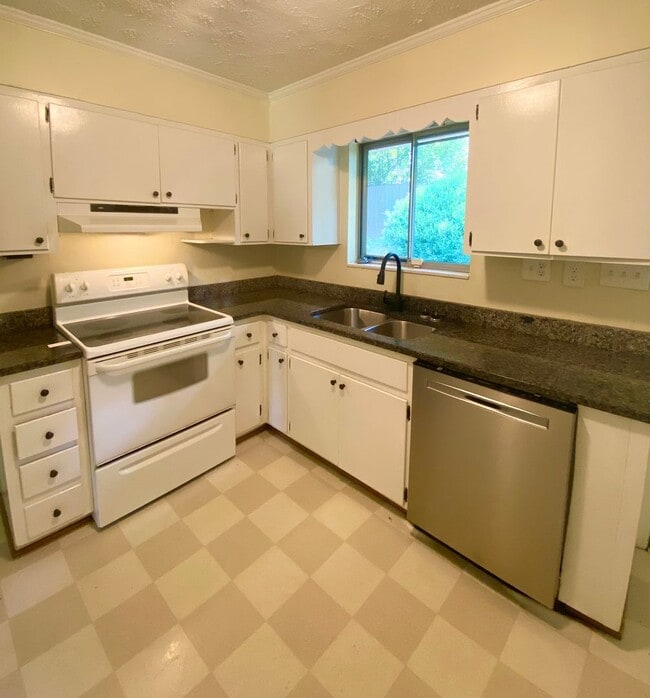 Foto del edificio - SINGLE FAMILY HOME IN THE CITY