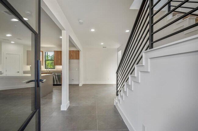 Building Photo - 10728 Twin Oak Dr