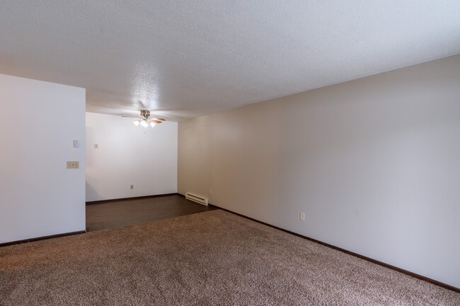 Apartamentos de Long Island en Fargo, Dakota del Norte | Sala de estar - Long Island