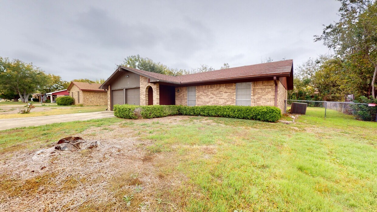 Primary Photo - FREE SEPTEMBER RENT!!! ONLY $1,395 !!1