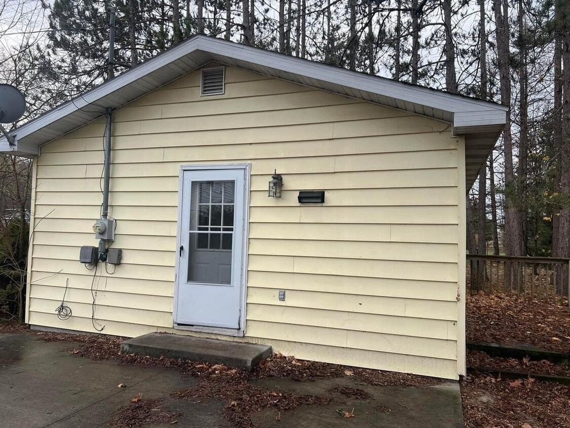 Building Photo - ONE BEDROOM HOME IN CADILLAC