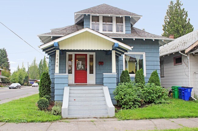 Foto del edificio - Updated Craftsman Home in Happening Hawtho...