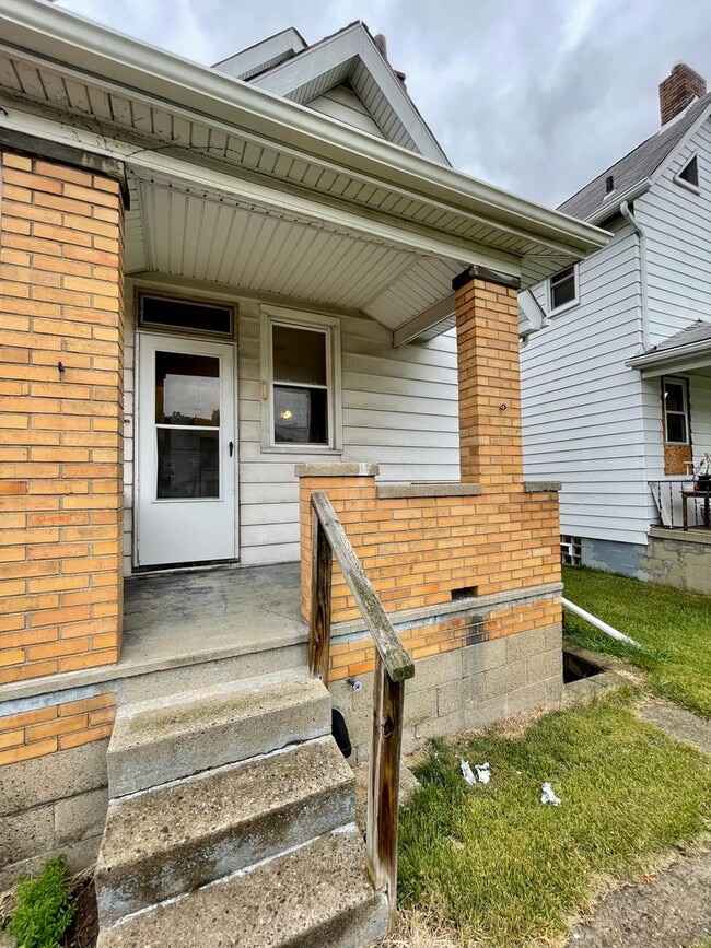 Building Photo - 710 4th Ave