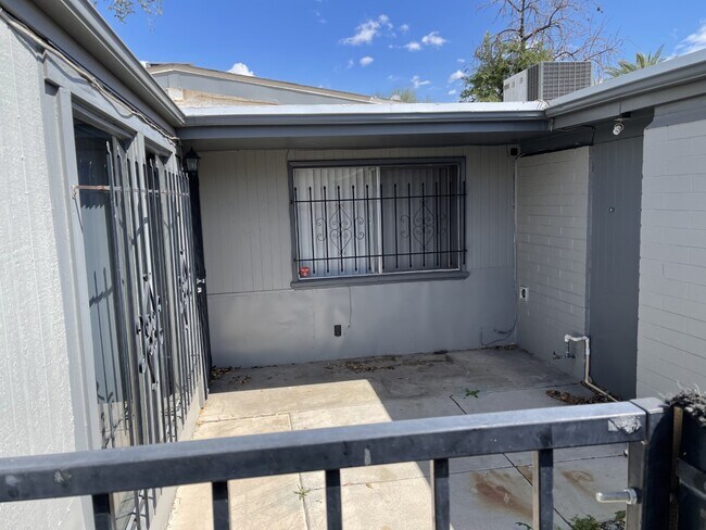 Building Photo - 3628 E Verde Ln