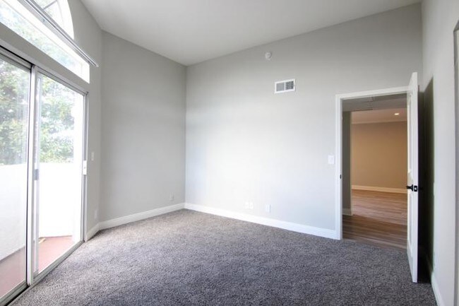 Building Photo - 2 bedroom in Sherman Oaks CA 91403