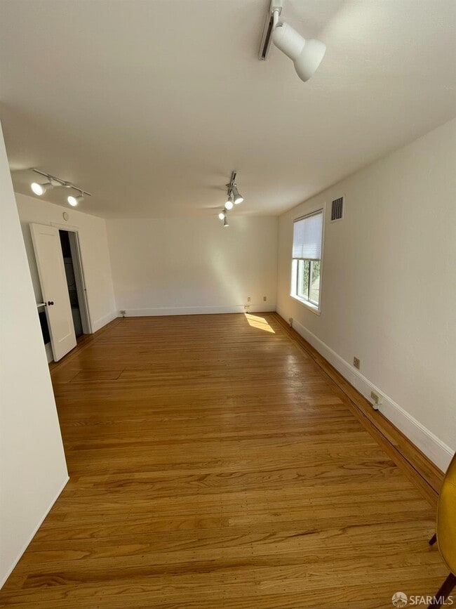 Building Photo - 300 Taraval St