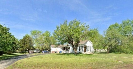 Building Photo - 1006 S Highview Ave