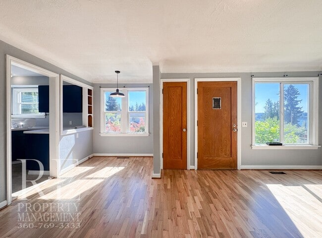Building Photo - Timeless Charm Meets Comfort – 2-Bedroom Brick Home with Fireplace & Fenced Yard