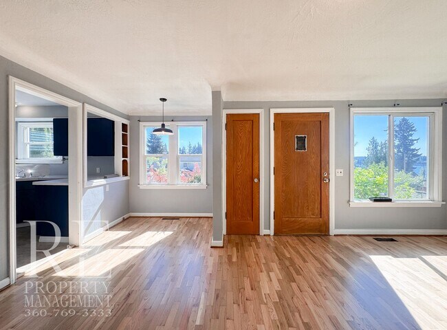 Foto del edificio - Timeless Charm Meets Comfort – 2-Bedroom Brick Home with Fireplace & Fenced Yard