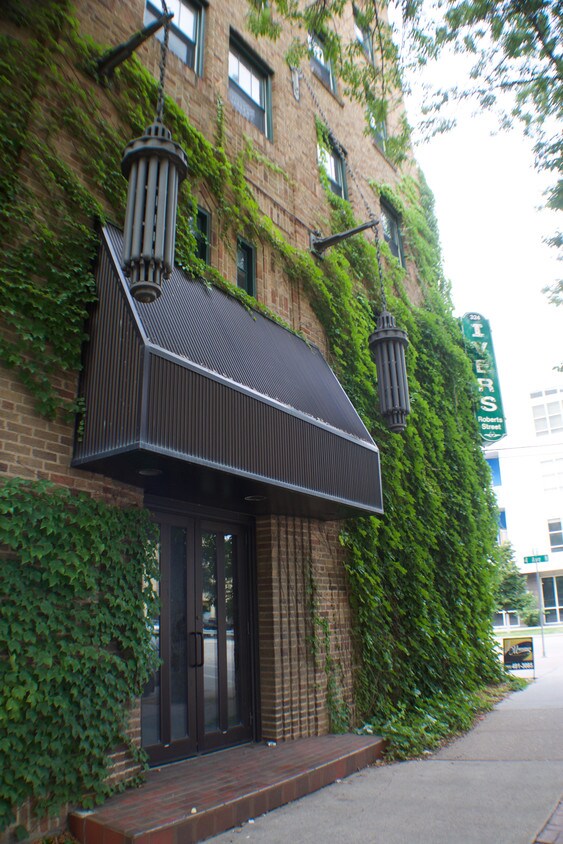 Foto principal - 654 4th Ave N