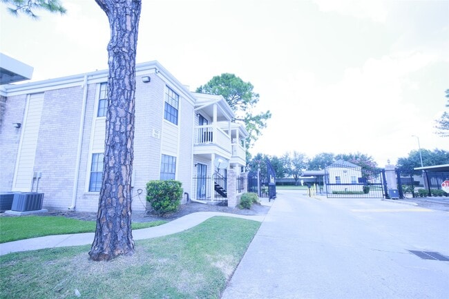 Building Photo - 2750 Holly Hall St