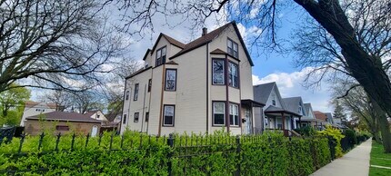 Building Photo - 2155 N Kilbourn Ave