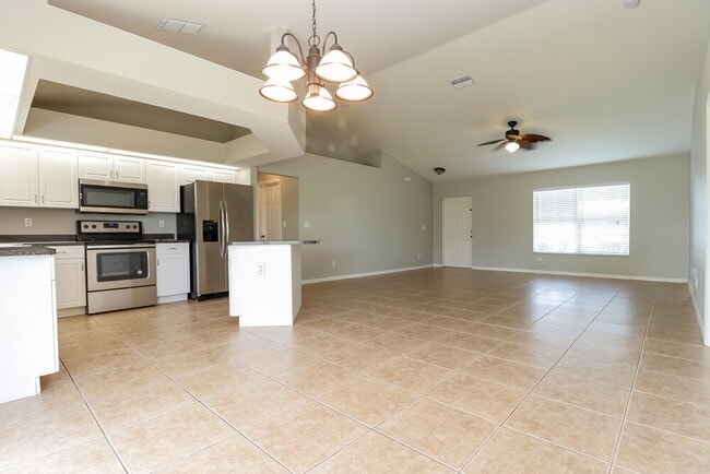 Building Photo - 800 SW 8th Pl