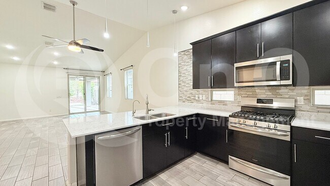Foto del edificio - 5420 W Desert Hollow Dr