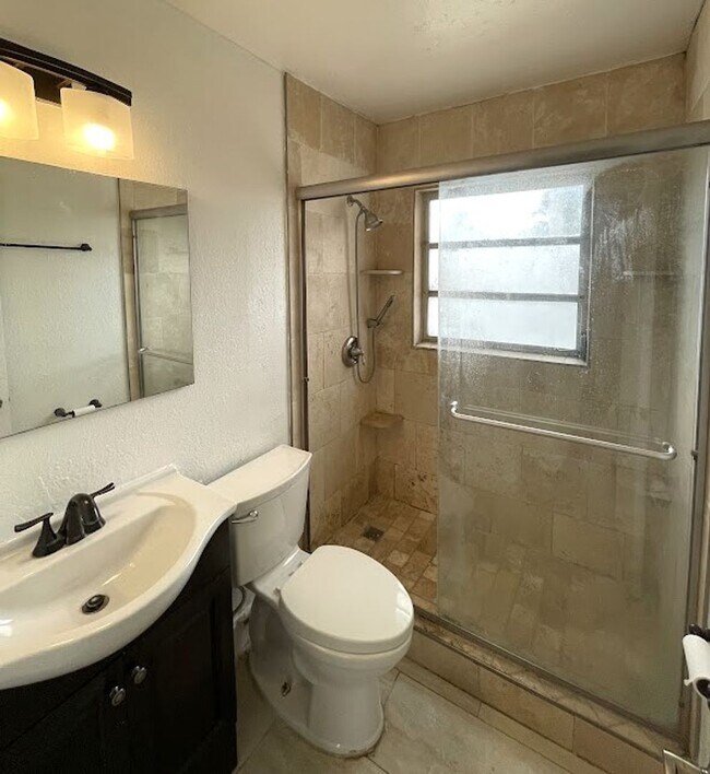 Foto del edificio - 2/1 W/ BONUS ROOM, and FENCED YARD in New ...