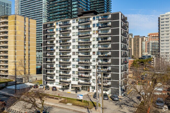 Photo du bâtiment - 250 Roehampton Avenue