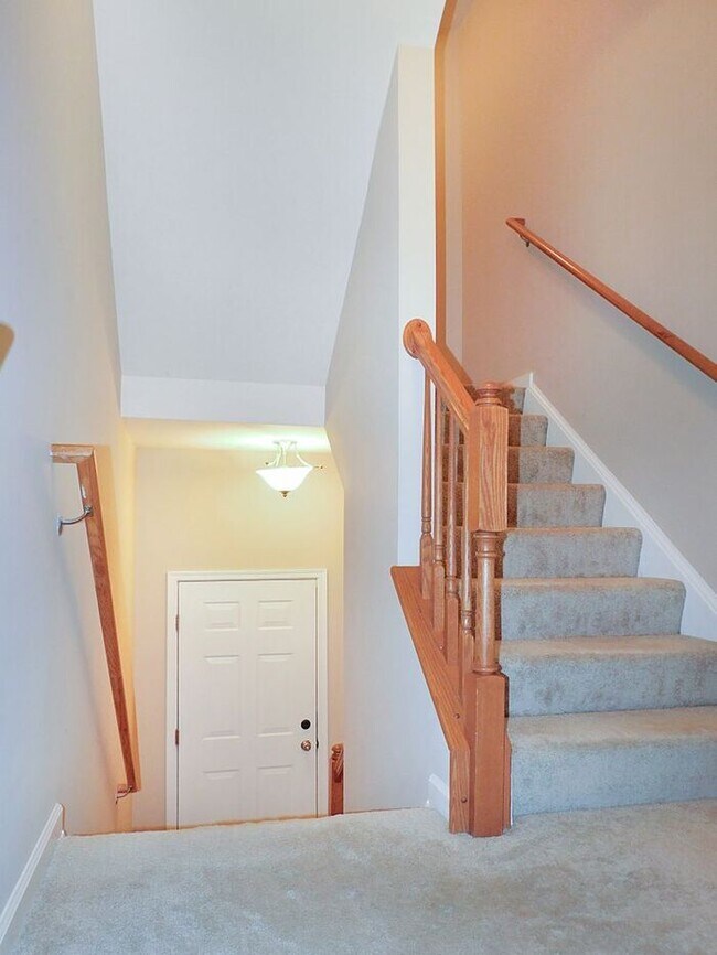 Building Photo - 3 Level Condo with 1 Car Garage and Privat...