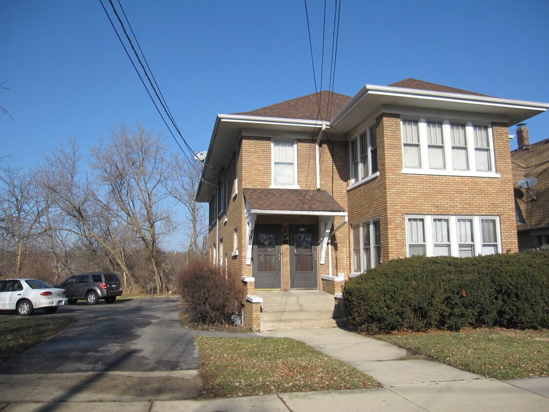 518 South St Unit 1, Elgin, IL 60123 Room for Rent in Elgin, IL