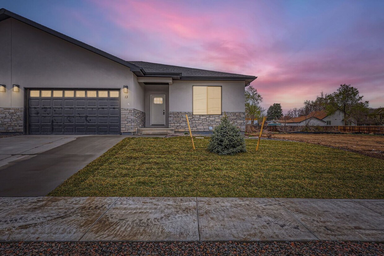 Foto principal - **First Month Rent Is Free** New Construction Half Duplex in Lakewood (close to Belmar) - 6 Bed 3...