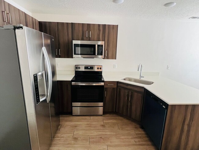 Foto del edificio - Beautiful new construction town home with ...