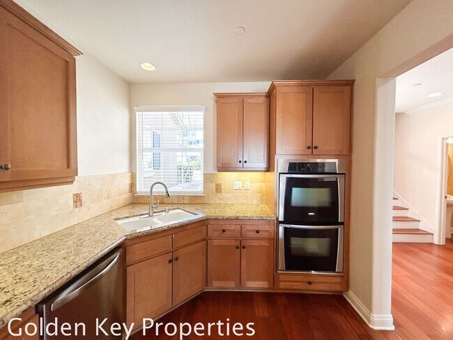 Building Photo - Beautiful Tri-Level Condo in The Bluffs at...