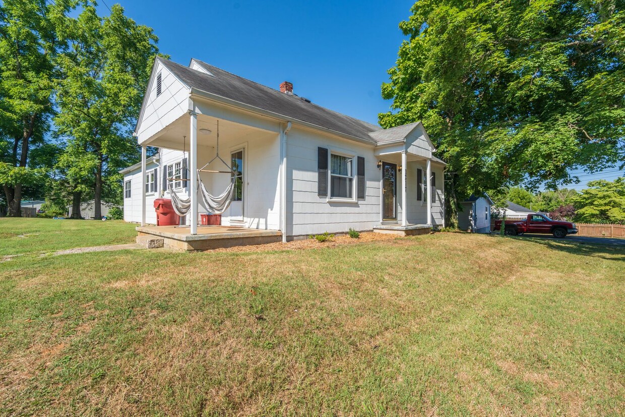 Primary Photo - 3 bed and 1 bath farm house in Johnson City