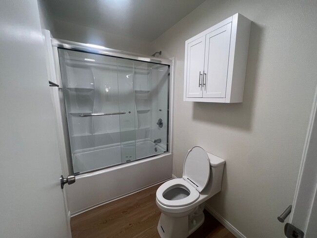 Building Photo - Newly Renovated 2 Bed 2 Bath Unit in the H...