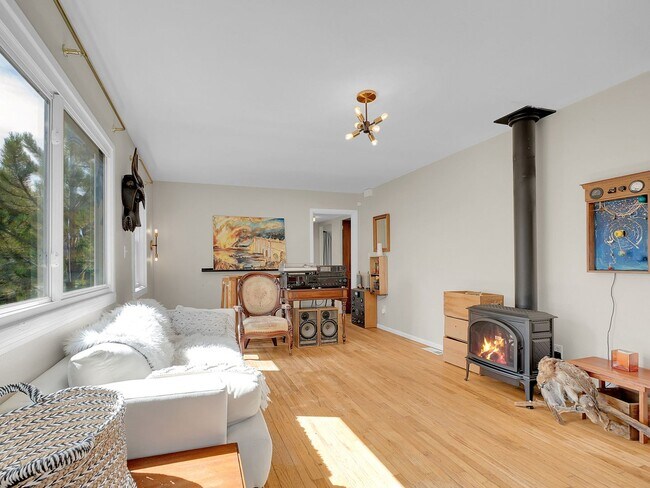 Photo - 4 Bedroom, 2 bath home with 2 car garage