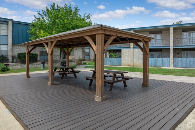 Patio - Vintage at Oak Hill