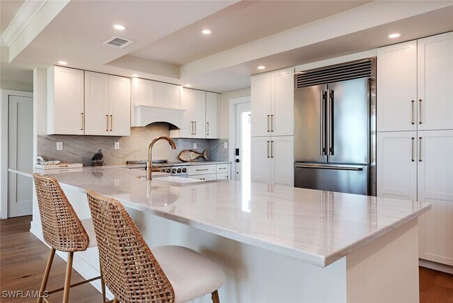 Foto del edificio - 400 Park Shore Dr