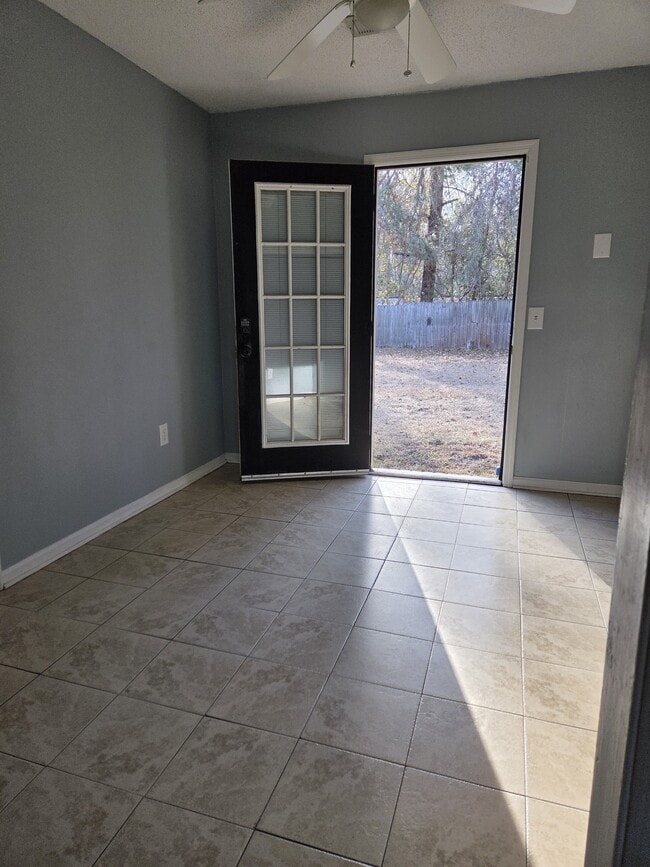 Building Photo - 182 Sequoia Cir