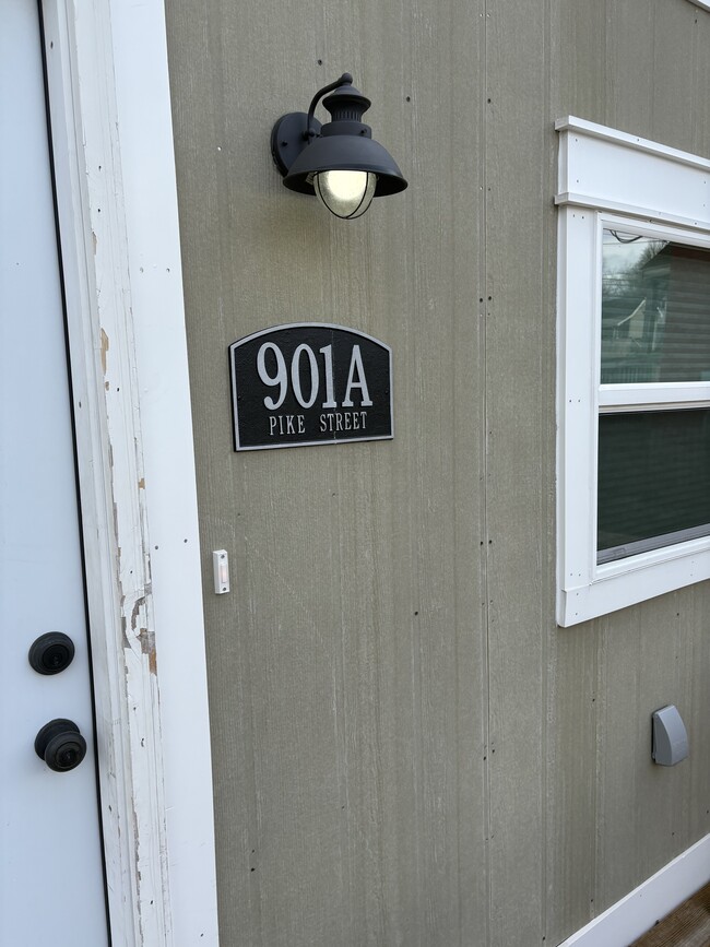 Building Photo - 901 Pike St