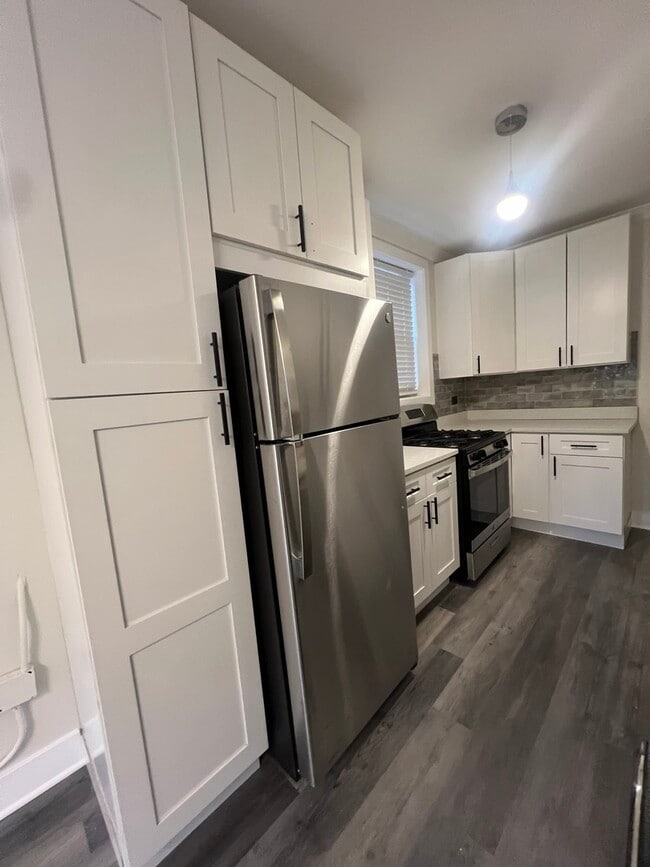 Building Photo - 3839 N Greenview Ave