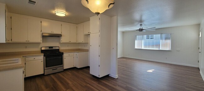 Foto del edificio - Great Shasta Lake Home in Country Setting, New LVP Flooring