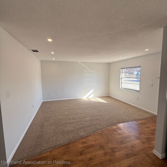 Foto del edificio - 317 E Main St