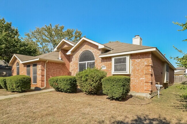 Building Photo - 2310 Summit Dr