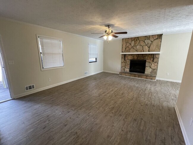 Building Photo - 2651 Whitehaven Dr SW