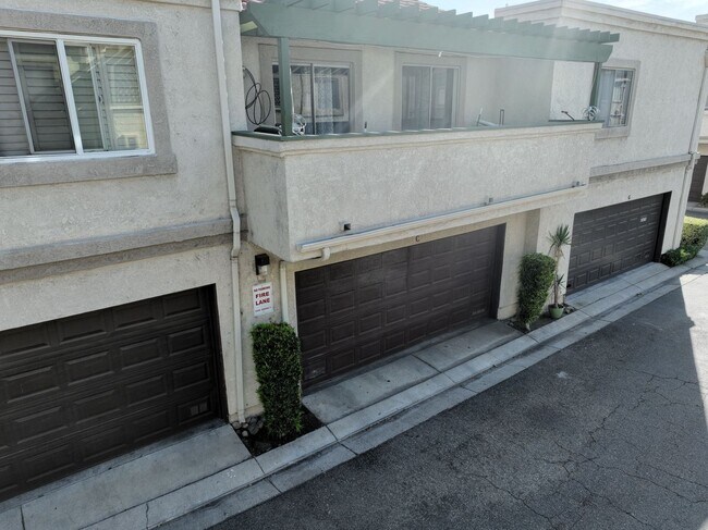 Foto del edificio - "Meadow Wood Village" Two-Story Condominium Now Available for Lease!