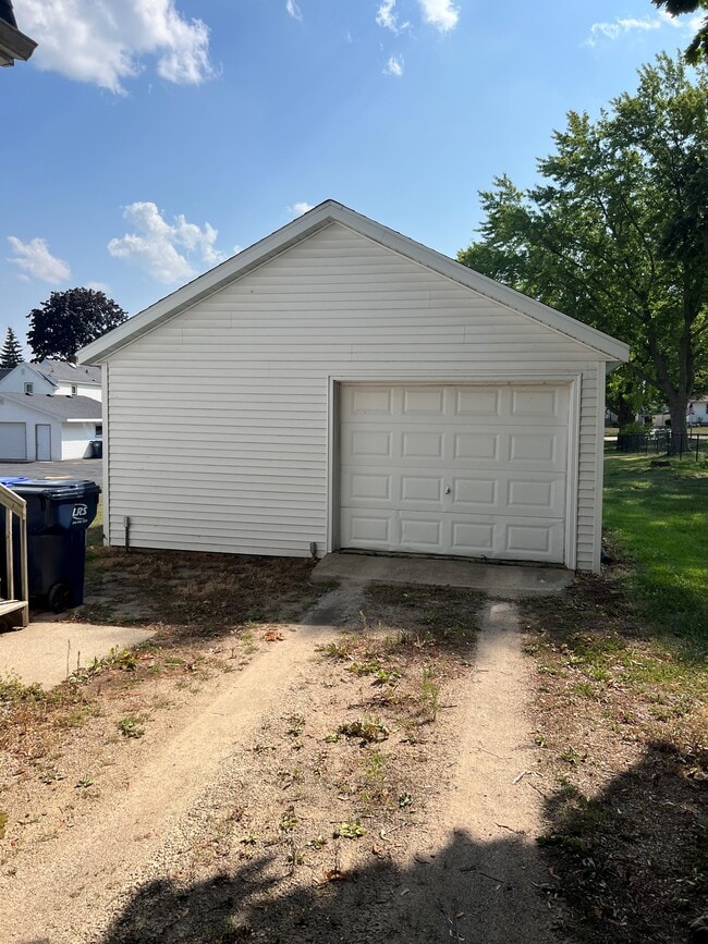 Building Photo - 111 Farnham St