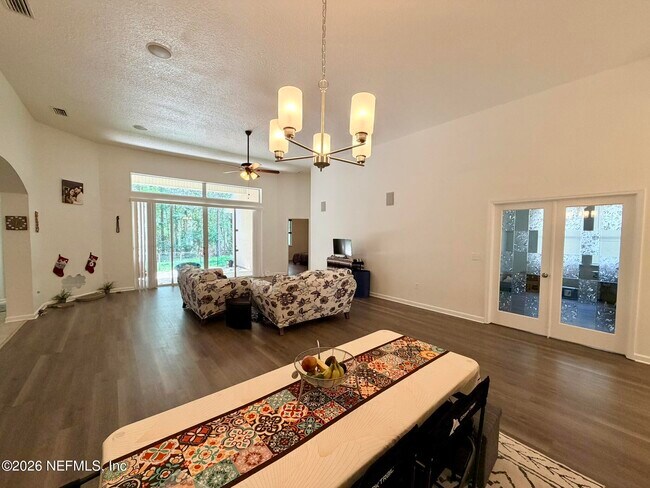 Building Photo - 2411 Golfview Dr