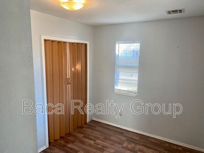 Foto del edificio - 833 S Ellison Ave