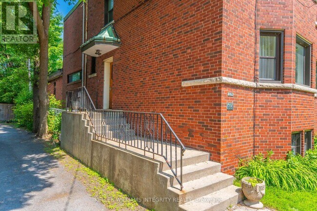 Photo du bâtiment - 379-379 Stewart St