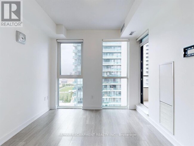 Building Photo - 4085 Parkside Village Dr