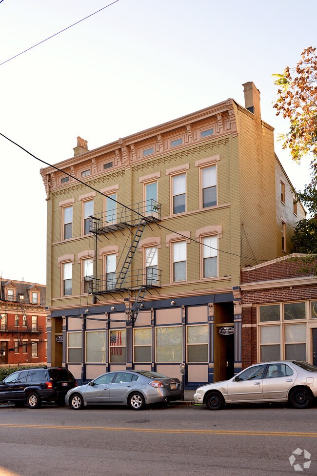 Building Photo - 9 E University Ave