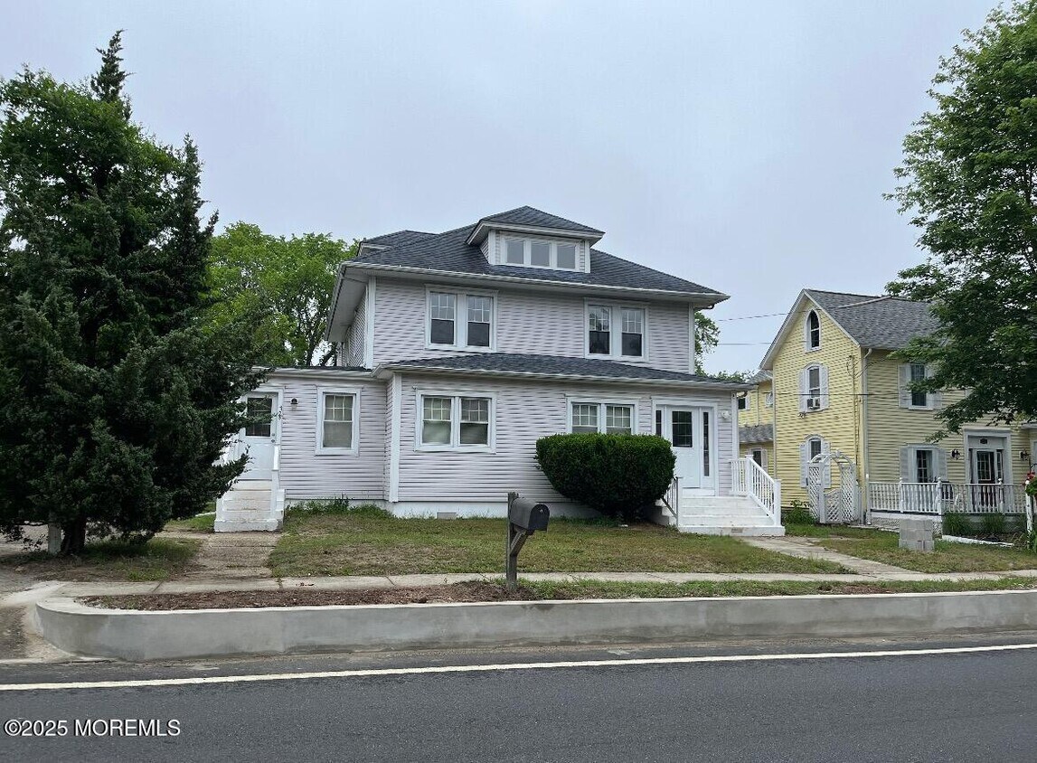 Foto principal - 724 W Bay Ave
