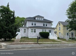 Building Photo - 724 W Bay Ave